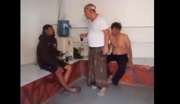 Diduga Jadi Tempat Pesta Miras, Pos Pemuda Pancasila di Meruya Digeruduk Warga. (Foto:  X@bacottetangga__)